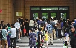 学生家长在北京育民小学门口排队 现场审核户口房产